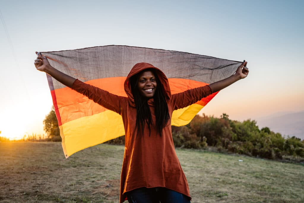 Une jeune femme tenant le drapeau de l'Allemagne
