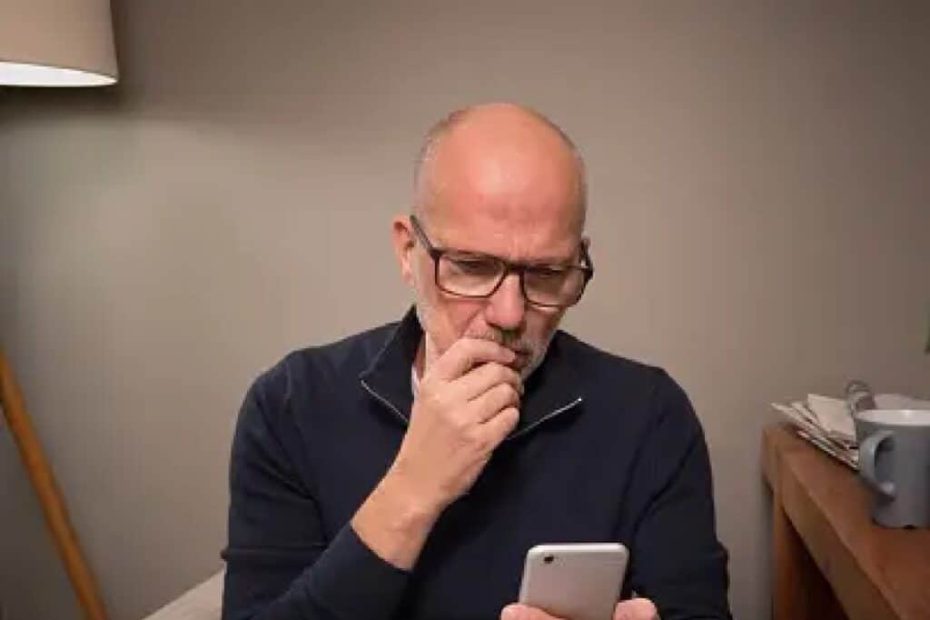 Larawan ng lalaki may pag-aalala.